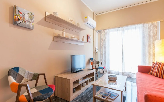 Comfy Kerameikos Apartment by Cloudkeys