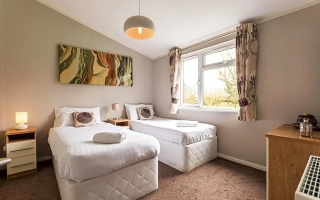 Kingfisher Lodge with Hot Tub