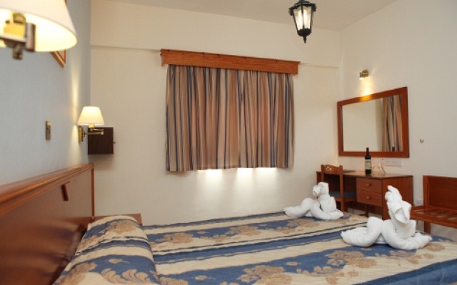 Kefalos - Damon Hotel Apartments Пафос сейф в номере