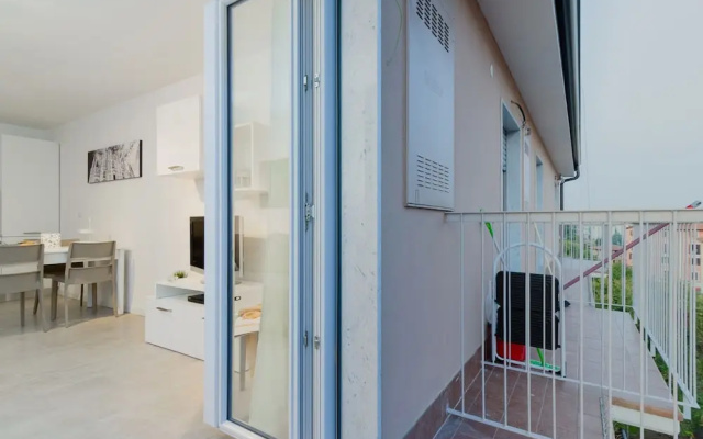 Marinas White Apartment