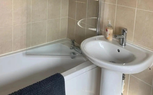 2-br, Sleeps 4 Near Beach w Garden, Parking & Pets
