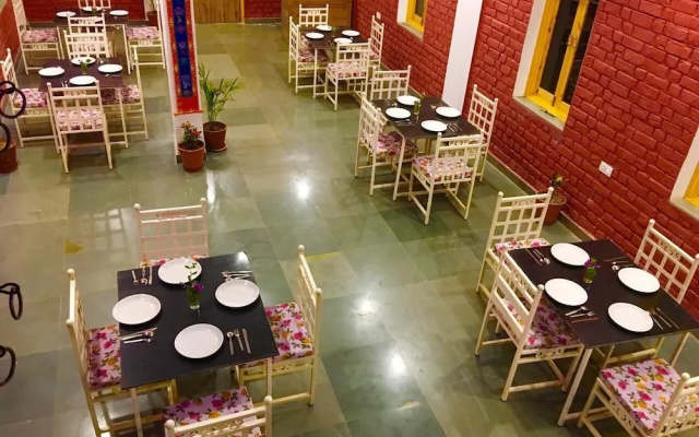 Hotel Kirti palace