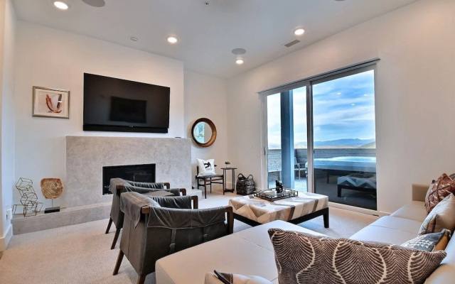 Huge & Newly Constructed 5br/5ba -private Hot Tub! 5 Bedroom Condo by RedAwning