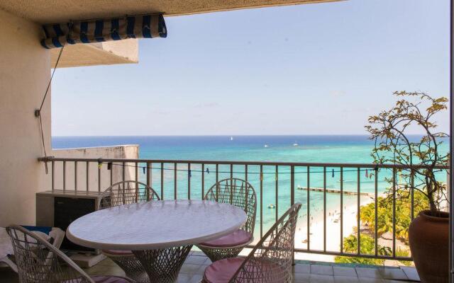Отель Skysuite Beachfront Montego Bay Club Ямайка, Монтего-Бей - отзывы, цены и фото номеров - забронировать отель Skysuite Beachfront Montego Bay Club онлайн балкон