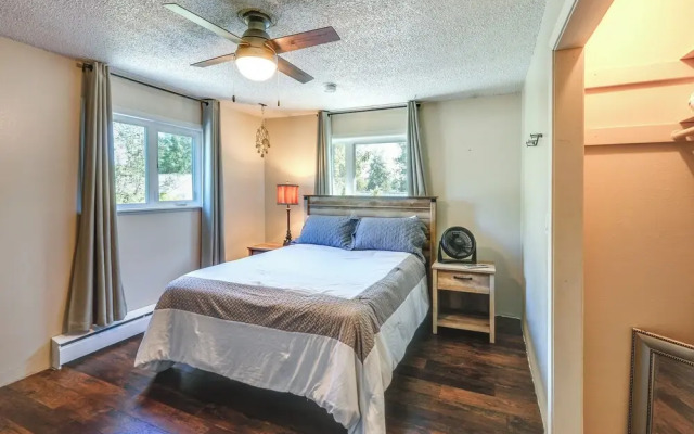 1 Mi to Downtown & River: Family Apt in Fairbanks