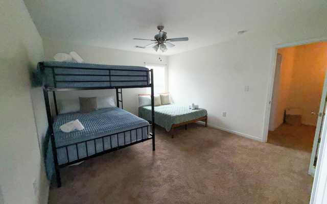 Modern 4 Bedroom Home Near Uptown