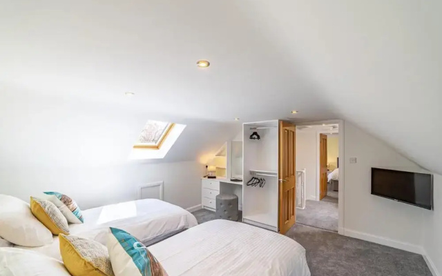 3 Bed Cottage - Sleeps 6 - Garden - Parking - Wifi