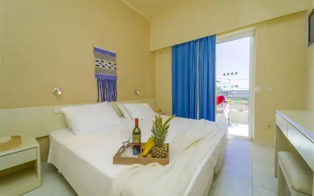 Amaryllis Front Beach Hotel