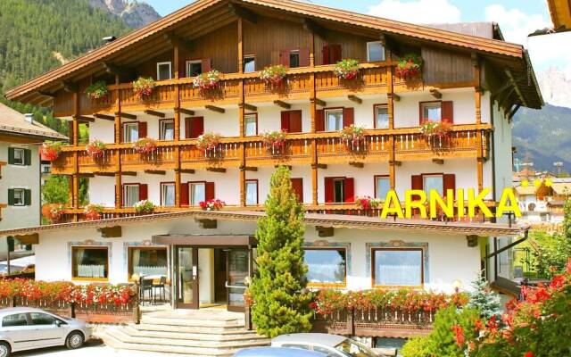 Hotel Arnika Долина Валь-ди-Фасса вид на фасад