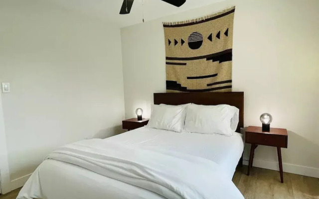 Walkable OTS Mid Century Condo-Pool