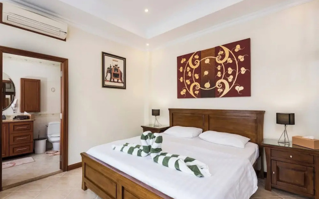 Luxury 3BR Pool Villa Pratamnak Soi5-50m to Beach