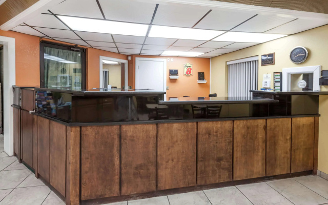 Super 8 by Wyndham Clinton