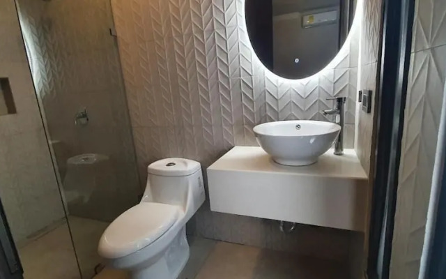 L Aurora Inn