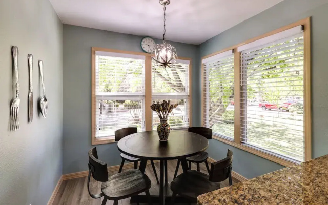 6 Mi to Downtown: Flagstaff Townhome w/ Deck