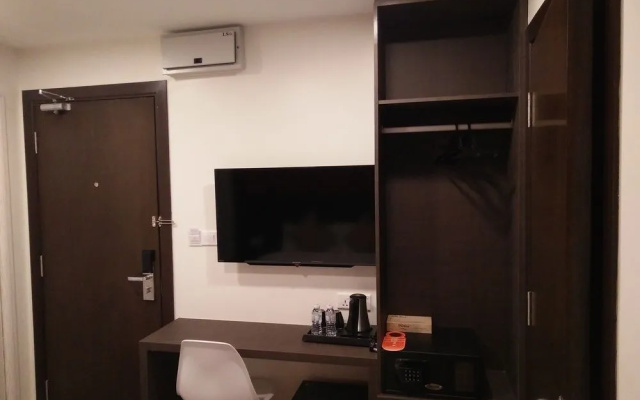 Capital O 90574 Hotel Glo
