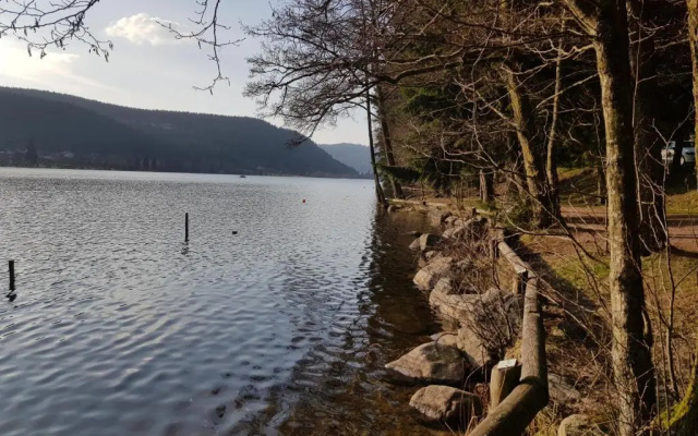 A 2 pas du lac