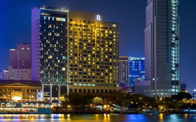 Отель Renaissance Riverside Hotel Saigon Вьетнам, Хошимин - отзывы, цены и фото номеров - забронировать отель Renaissance Riverside Hotel Saigon онлайн вид на фасад