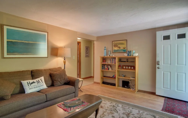 3 Mi to Beach & Town: Martha's Vineyard Home