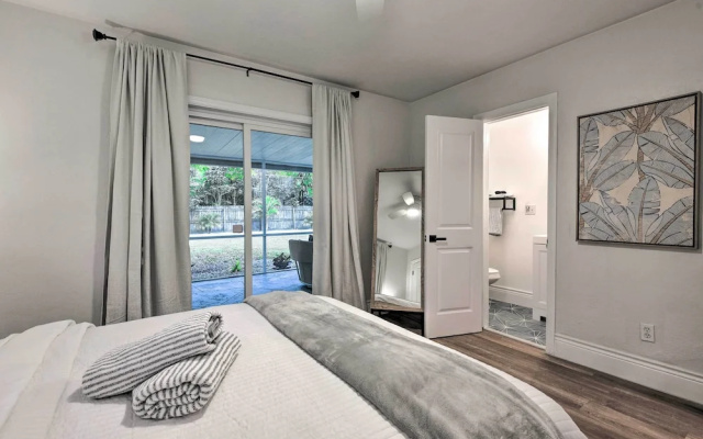 Walk to Restaurants: Sarasota Home w/ Lanai!