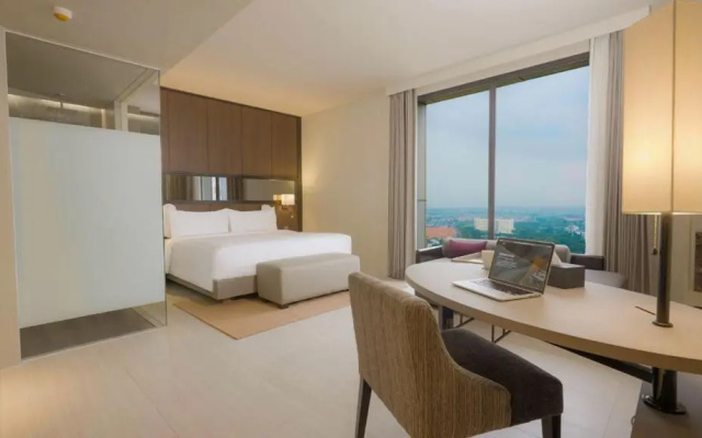 Whiz Luxe Hotel Spazio Surabaya