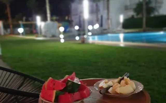 Apparemment de luxe vue piscine
