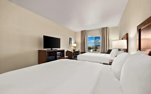 Comfort Inn & Suites Airport