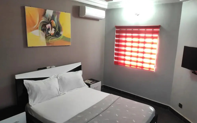 Royal Blue Guest House & Bar