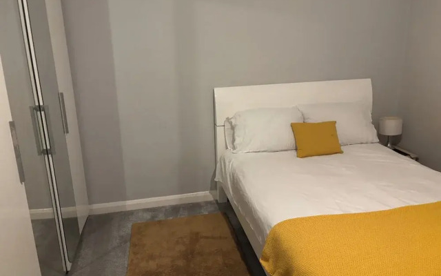 4 Bed House-sleeps 7-free Parking