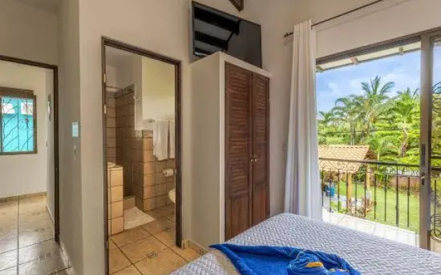 Sunset Villa, Comfortable House Steps From the Beach