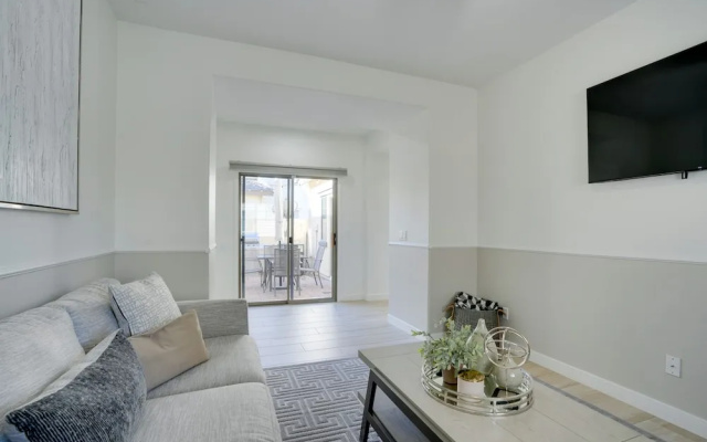 Bright Goodyear Home: Community Pool, Hot Tub