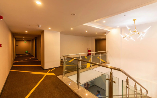 IU Hotels· Wuhan Hanyang Avenue Huangjinkou Metro Station