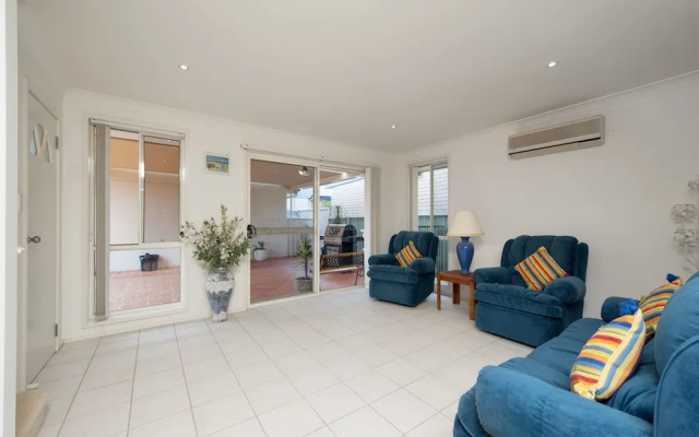 White Waves, 7B Achilles Street