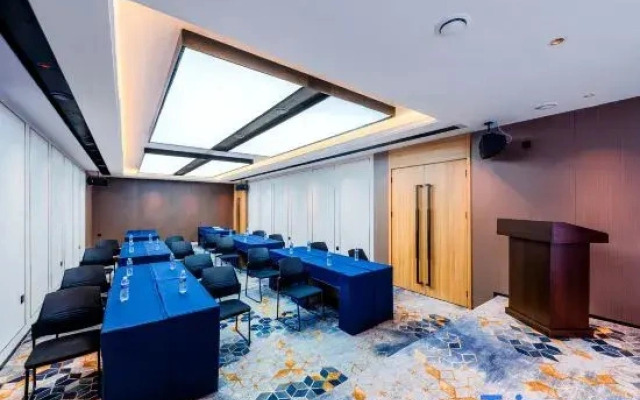 Lishang Hotel (Mengzi South Lake Park Red River State Government Store)