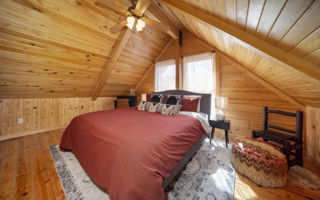 Innsbrook Cabin 4 Bedroom Cabin by RedAwning