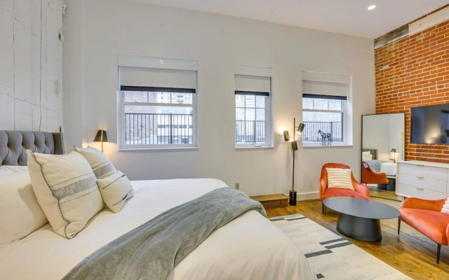 Downtown Omaha Getaway w/ Deck & Gas Grill!