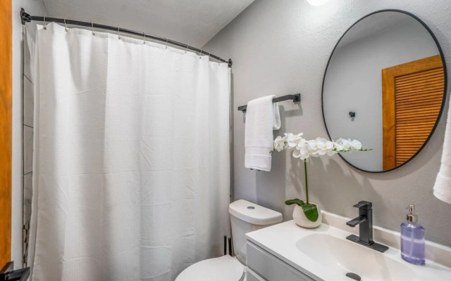 East End Studio Close to Houston Hotspots