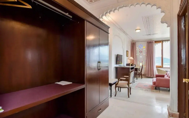 Raj Kuber - A Boutique Lake View Hotel