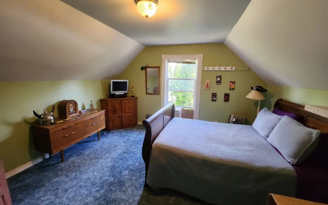 Eugene Whiteaker International Hostel