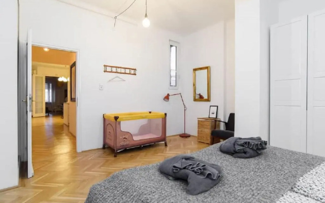 Klauzal apartment w/3 bedrooms, french balcony