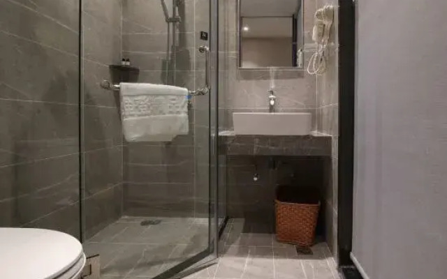 Couple Expert Boutique Hotel (Dongmen Old Street Station)