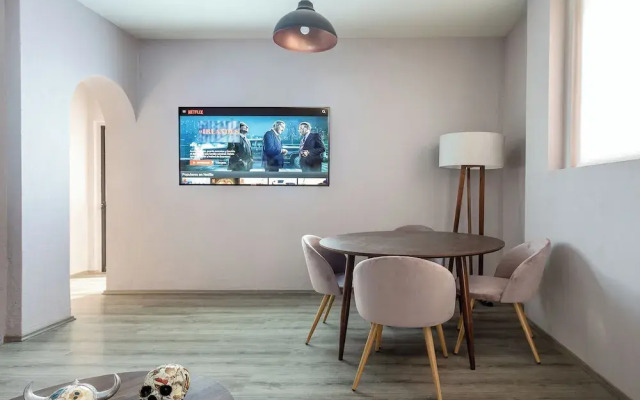 Luxury in the Heart of Roma - Elevator - Sleeps 7