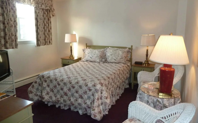 Crescent Lodge & Country Inn