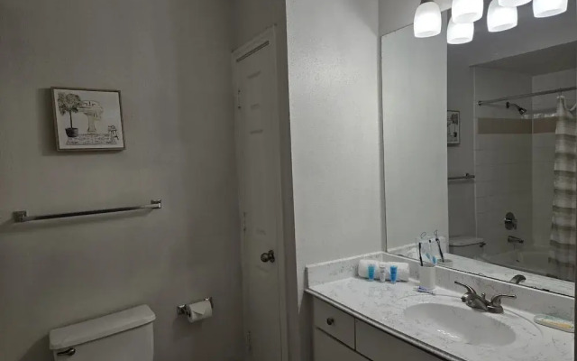 Apartment - Sleeps 5 - Pool - Parking - Gym