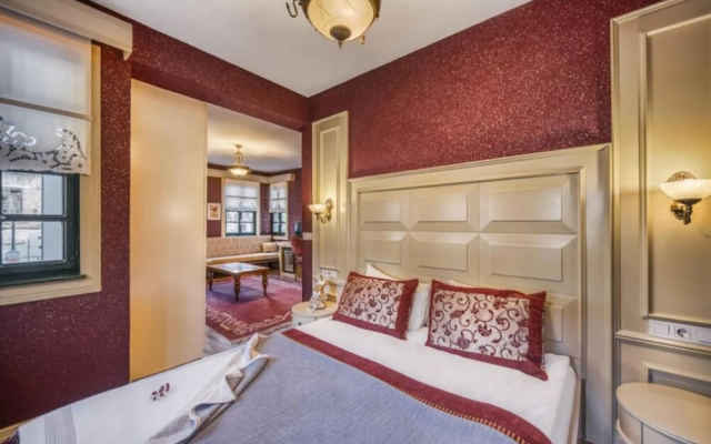 Vibrant Suite Located in Heart of Historic Area
