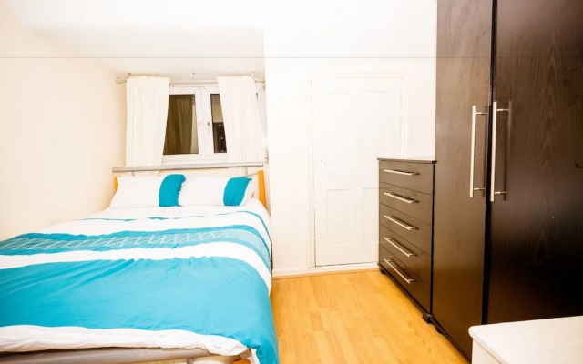Colebert Avenue Apartment