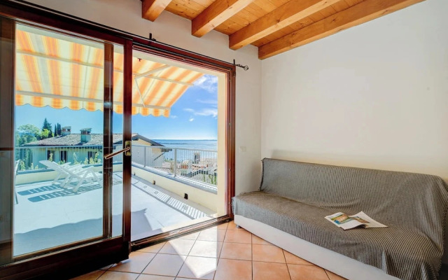 Eden House - Terrace & View Lake