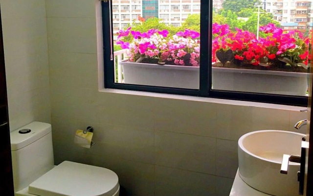 Lizhou Hotel (Gongbei Port Light Rail Station)