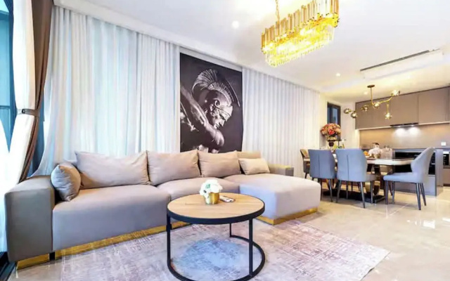 Vivian Boutique Opera Luxury Residence