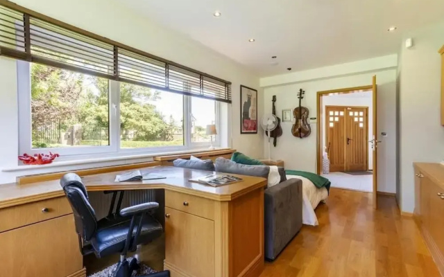 Sleeps10/18-parking-garden-pool-hottub-balcony