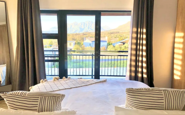 Cape Winelands Mountain View Getaway